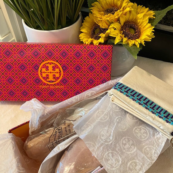 🔥 SALE 🔥 TORY BURCH Woman’s Double-T Fluffy Slippers - Picture 8 of 9